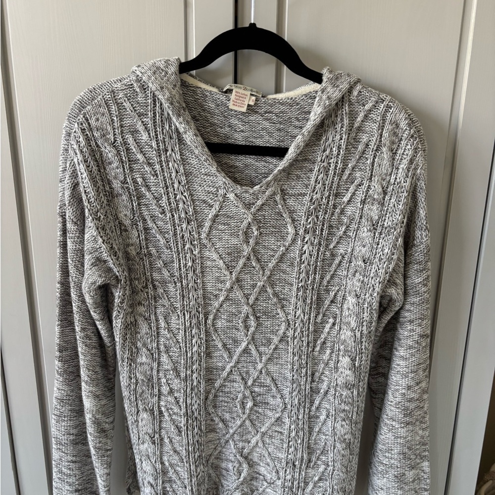 Elegant V-Neck Cable Knit Sweater in Gray